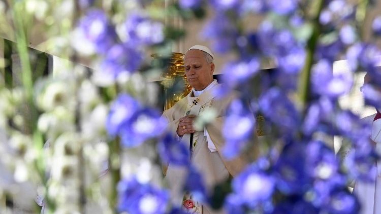 Il Papa tra i fiori allestiti in Piazza San Pietro per la Pasqua