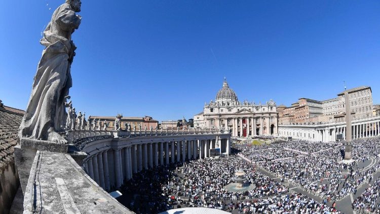 Na Placu św. Piotra zgromadziło się ponad 50 tys. wiernych