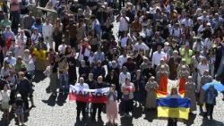 Des fidèles, place Saint-Pierre.