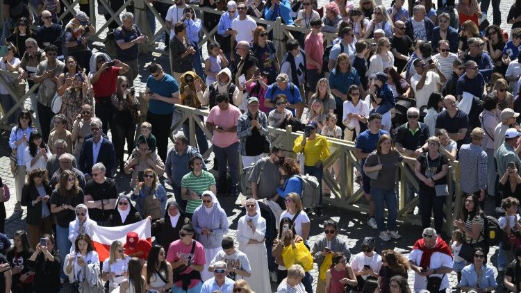Peregrinos en la Plaza de San Pedro