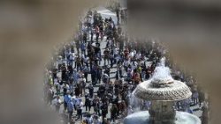 Вернікі на Плошчы Святога Пятра падчас малітвы "Regina Caeli"