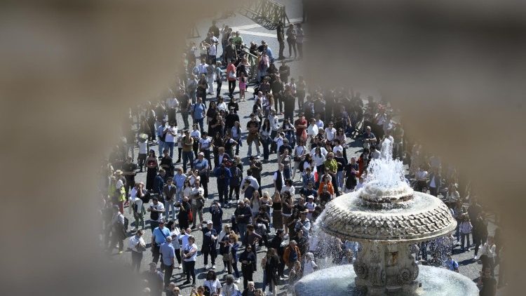 Вернікі на Плошчы Святога Пятра падчас малітвы "Regina Caeli"