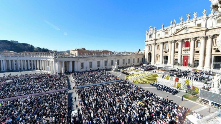Piazza San Pietro gremita di pellegrini per l'udienza generale