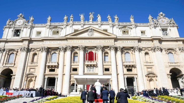 Na prostranstv&iacute; před bazilikou zůst&aacute;vaj&iacute; narcisy z velikonočn&iacute; v&yacute;zdoby