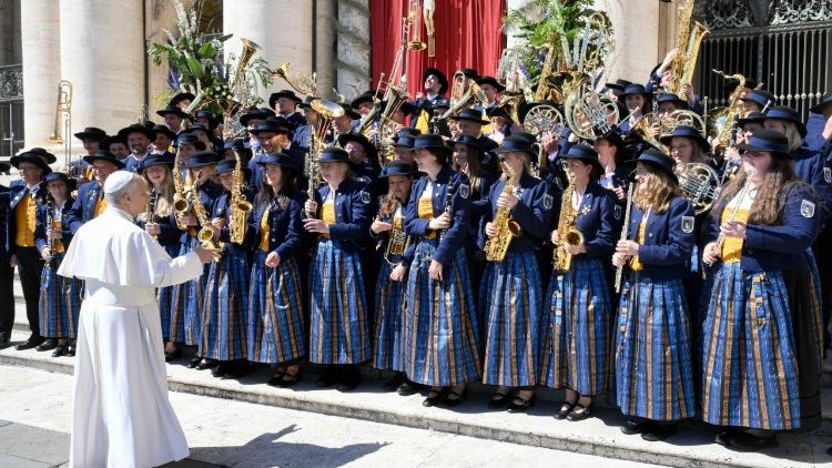 El Papa y un grupo musical