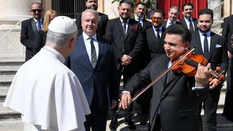 Il Papa con il violinista Zolt&aacute;n M&aacute;ga