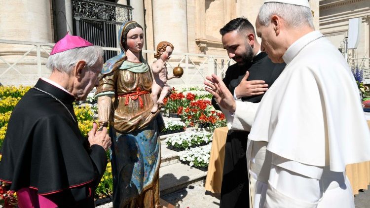 Il Papa benedice la statua della Madonna d’Itria