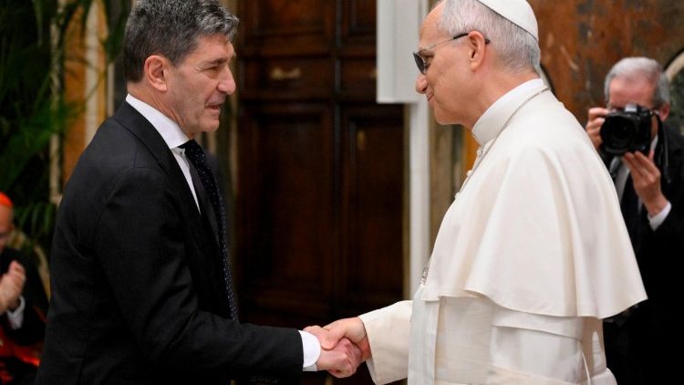 Il presidente del Cip, De Sanctis, saluta il Papa all'udienza del 9 aprile 2026