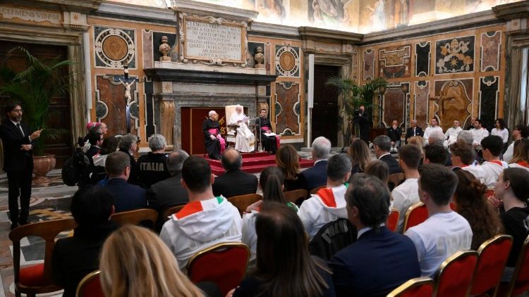 Il Papa con gli atleti in Sala Clementina