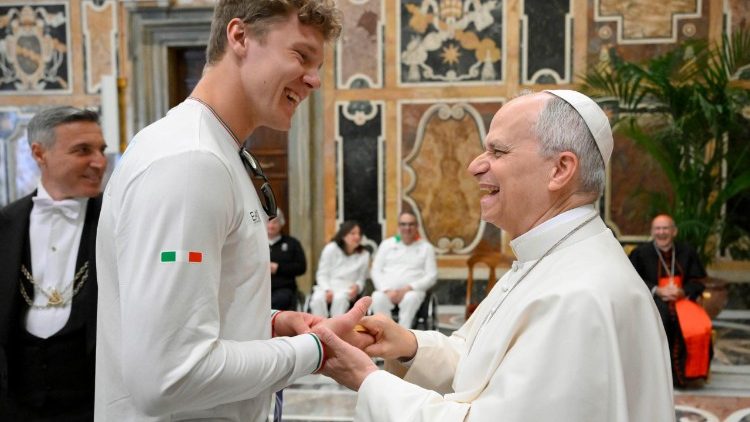 Il Papa con un atleta
