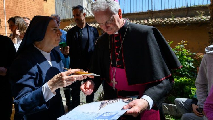 Suor Anna Luisa Rizzello e monsignor Paul Tighe, segretario del Dicastero per la cultura e l'educazione.