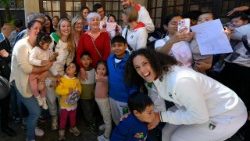Le olimpioniche Francesca Lollobrigida (a sinistra) e Federica Brignone (a destra) con i bambini del Dispensario pediatrico Santa Marta.