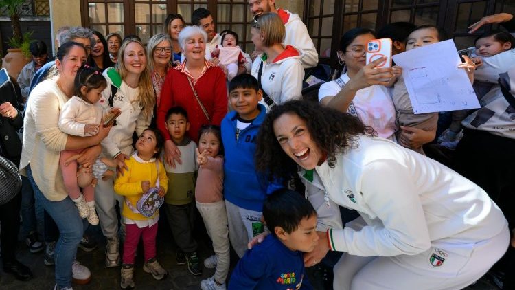 Le olimpioniche Francesca Lollobrigida (a sinistra) e Federica Brignone (a destra) con i bambini del Dispensario pediatrico Santa Marta. 