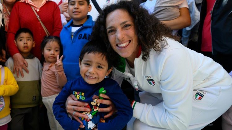 Federica Brignone con alcuni bambini in cura al Dispensario Santa Marta.