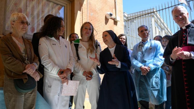 Suor Anna Luisa Rizzello, direttrice della struttura pediatrica vaticana, accoglie gli atleti.
