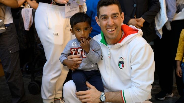 Sedici atleti che hanno partecipato alle Olimpiadi e Paralimp&egrave;iadi di Milano-Cortina 2026 hanno visitato il Dispensario Santa Marta.