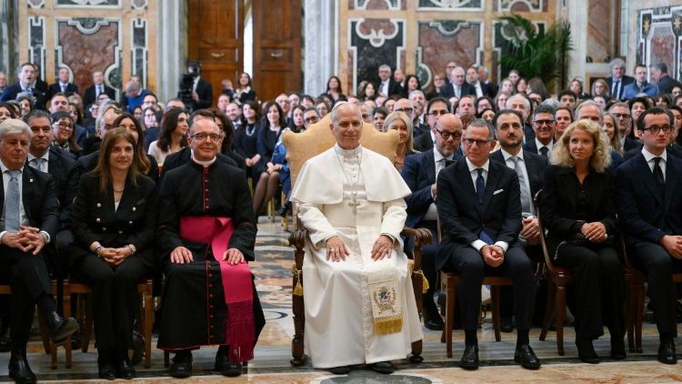 Il Papa con i circa 400 tra dirigenti e dipendenti dell'INPS che ha ricevuto in udienza nella sala Clementina.