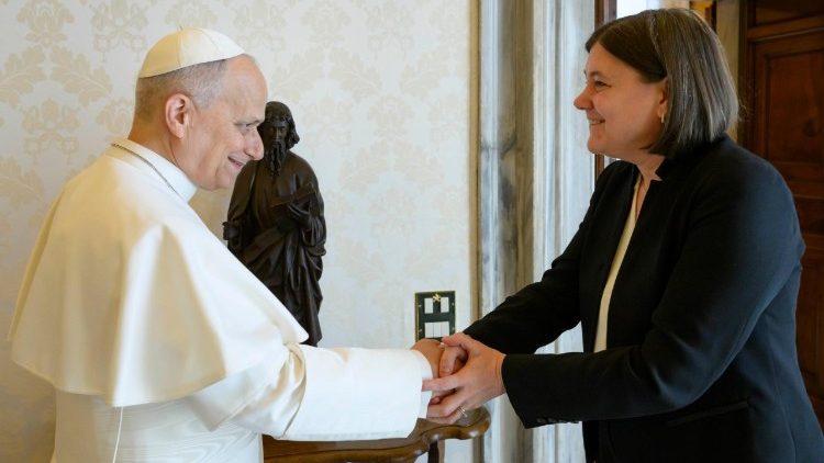 Durante l'udienza il rettore ha donato al Papa una copia del Piano Strategico 2026-2028 della Cattolica.