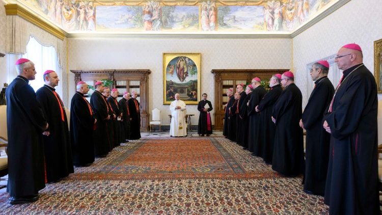 Leon XIV z członkami synodu Kościoła chaldejskiego