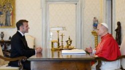 Lev XIV. při rozhovoru s francouzským prezidentem Emmanuelem Macronem
