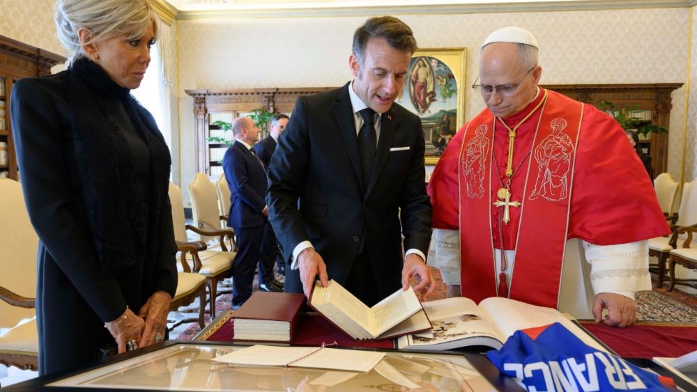 La Leon al XIV-lea, președintele Republicii Franceze, Emmanuel Macron, împreună cu soția și suita. 