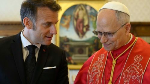 L&eacute;on XIV re&ccedil;oit Emmanuel Macron au Vatican