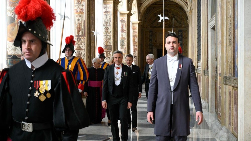 La Leon al XIV-lea, președintele Republicii Franceze, Emmanuel Macron, împreună cu soția și suita. 