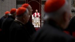 Léon XIV lors de la veillée de prière dans la basilique Saint-Pierre.