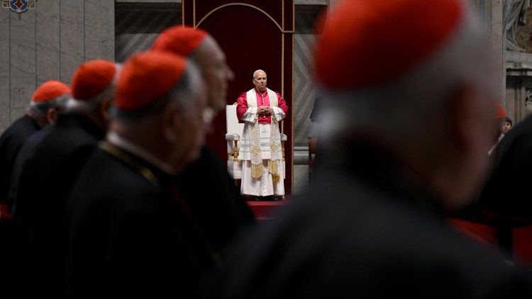 Léon XIV lors de la veillée de prière dans la basilique Saint-Pierre.