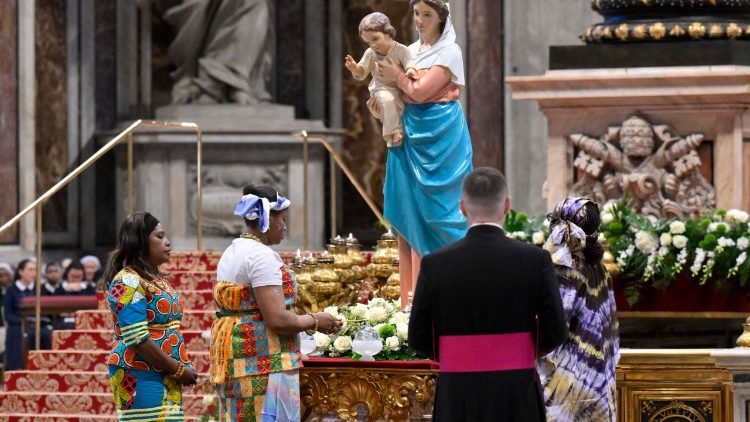 A imagem de Nossa Senhora "Rainha da Paz" da par&oacute;quia romana de Monteverde