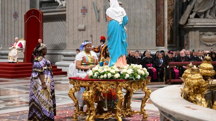 Fedeli africane accendono un lume