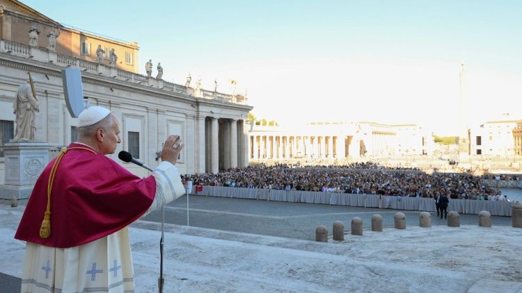 Papa akiwasalimia waamini katika Uwanja wa Mtakatifu Petro kabla ya sala