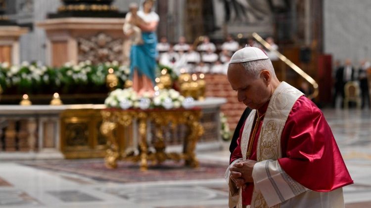 Cerca de 7 mil pessoas rezaram junto com o Papa dentro da Bas&iacute;lica de S&atilde;o Pedro