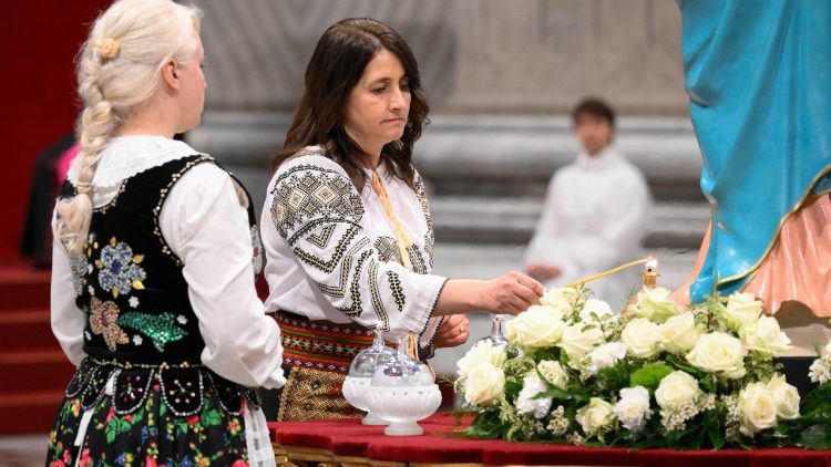Des fid&egrave;les lors de la veill&eacute;e de pri&egrave;re pour la paix ce samedi 11 avril 2026.
