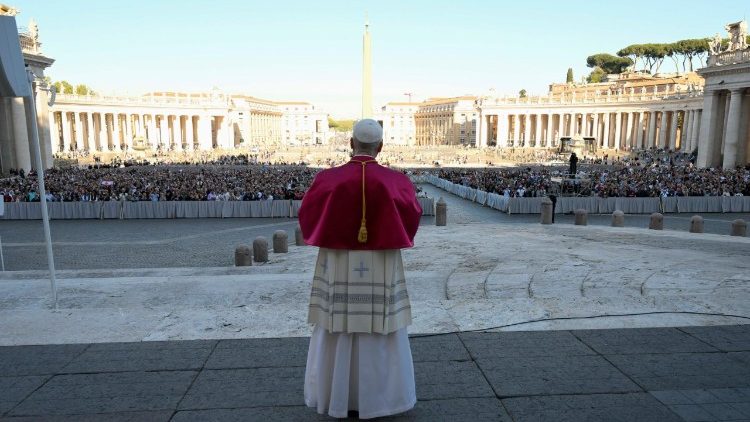 El saludo de Le&oacute;n XIV a los fieles presentes en la Plaza de San Pedro unidos en oraci&oacute;n por la paz