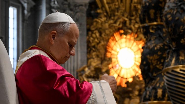 Leone XIV durante la veglia di preghiera per la pace, sabato 11 aprile, nella Basilica di San Pietro