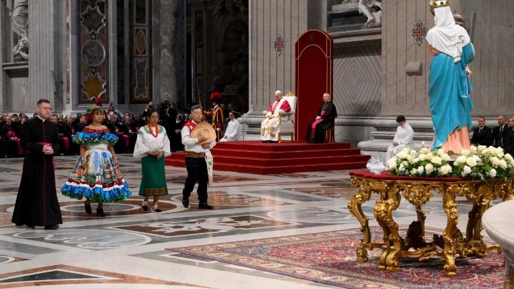 Fieles se acercan a la Virgen para encender una vela ante su  santa imagen