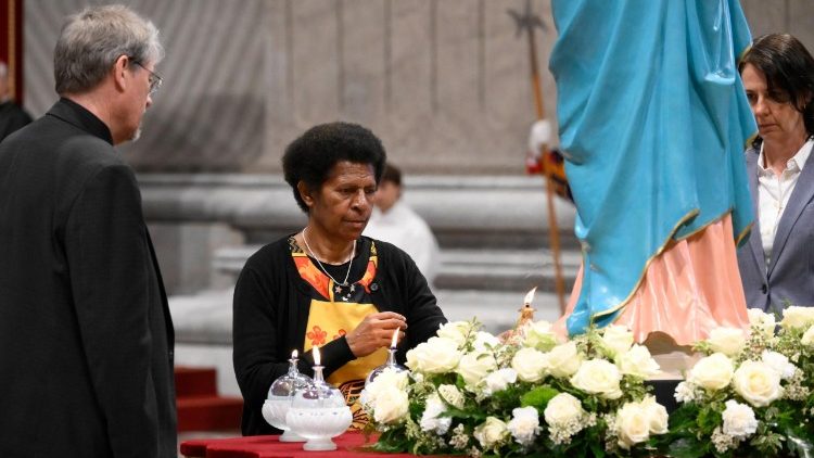 La fotogallery della preghiera del Santo Rosario per invocare il dono della pace