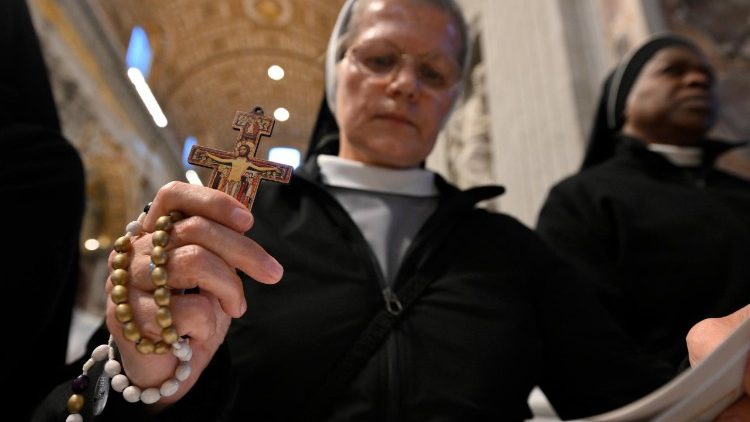 C&aacute;c nữ tu tham dự giờ Canh thức Cầu nguyện cho H&ograve;a b&igrave;nh