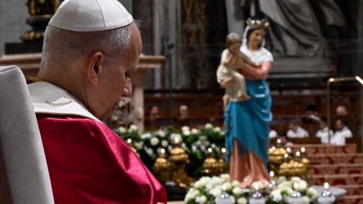 Leon XIV przed figurą Maryi Królowej Pokoju, ustawioną na czuwanie w Bazylice św. Piotra