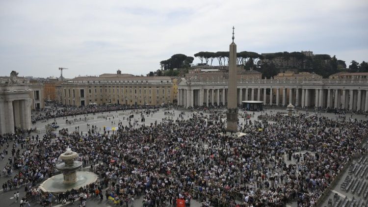 Uno scorcio della piazza gremita di fedeli