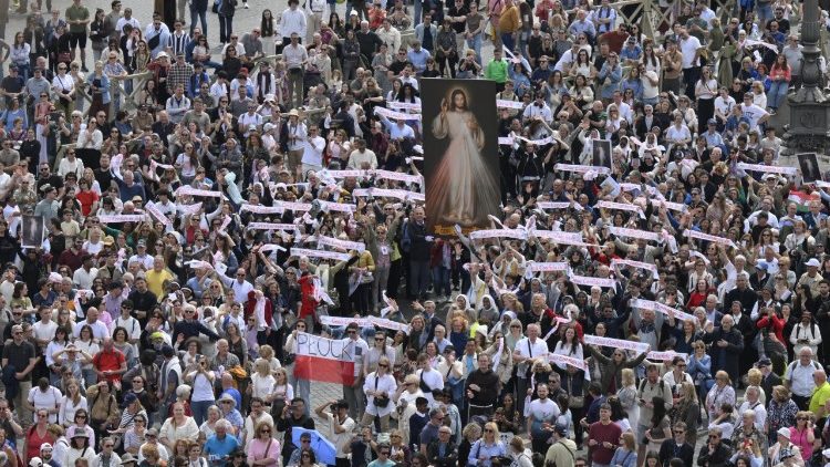 Fi&eacute;is que celebraram o Domingo da Divina Miseric&oacute;rdia no Santu&aacute;rio do Esp&iacute;rito Santo em S&aacute;ssia, localizado em Roma
