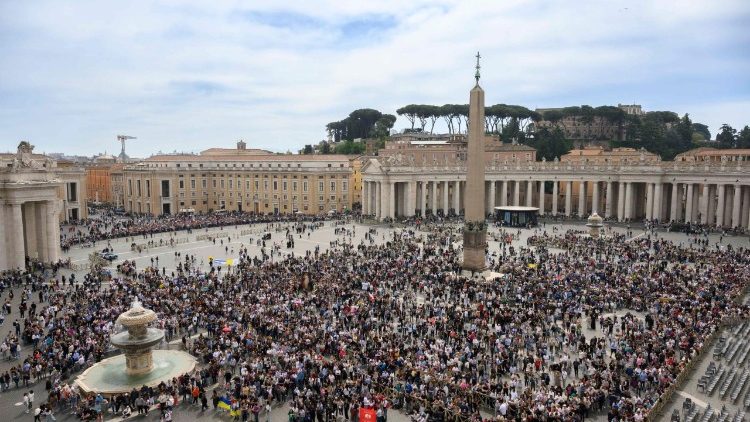 Паломники на площади Святого Петра (12 апреля 2026 г.)