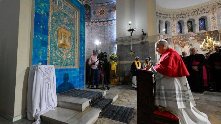 Đức Th&aacute;nh Cha gặp gỡ cộng đo&agrave;n Algeria tại Vương cung Th&aacute;nh Đường Đức B&agrave; Ch&acirc;u Phi