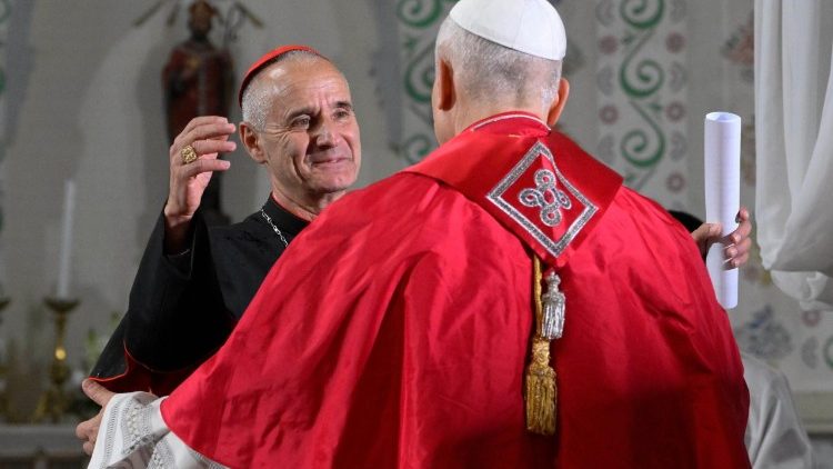 Đức Th&aacute;nh Cha gặp gỡ cộng đo&agrave;n Algeria tại Vương cung Th&aacute;nh Đường Đức B&agrave; Ch&acirc;u Phi