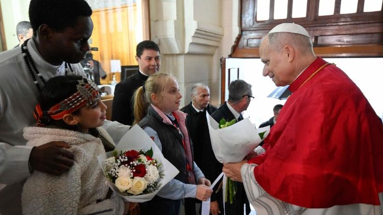 Il Papa riceve i fiori da due bambine