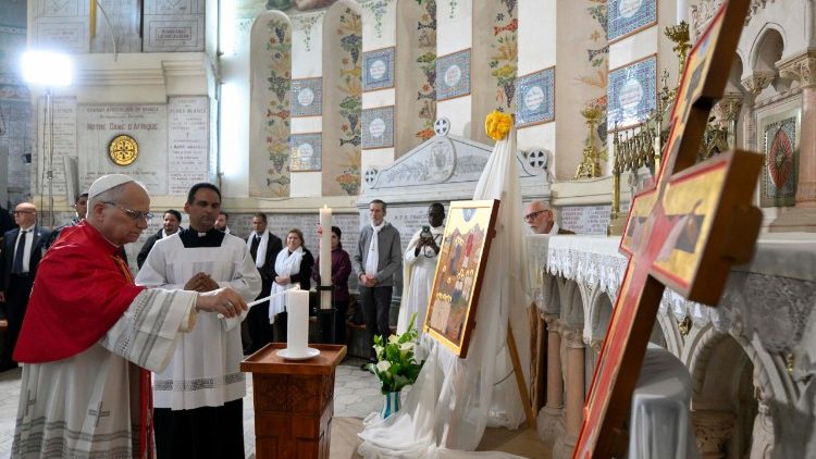 Papa katika Basilika ya Mama Yetu wa Afrika