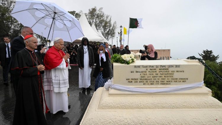 Il Papa in preghiera davanti al monumento commemorativo per le vittime dei naufragi