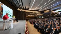 Papa Leone XIV nel Centro convegni Djamaa el Djazair per il discorso alle autorità di Algeria