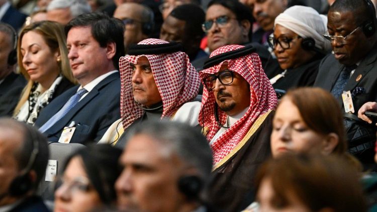 Tra le 1400 persone presenti nella sala polivalente del Centro convegni Djamaa el Djazair